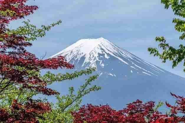 山頂に雪のある富士山