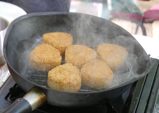 キャンプで焼きおにぎり