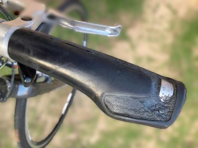 劣化したハンドルグリップ